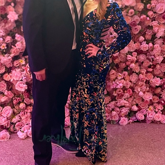 🆕Criss cross back sweetheart top long sleeve mermaid hem sequin gown - Picture 2 of 15